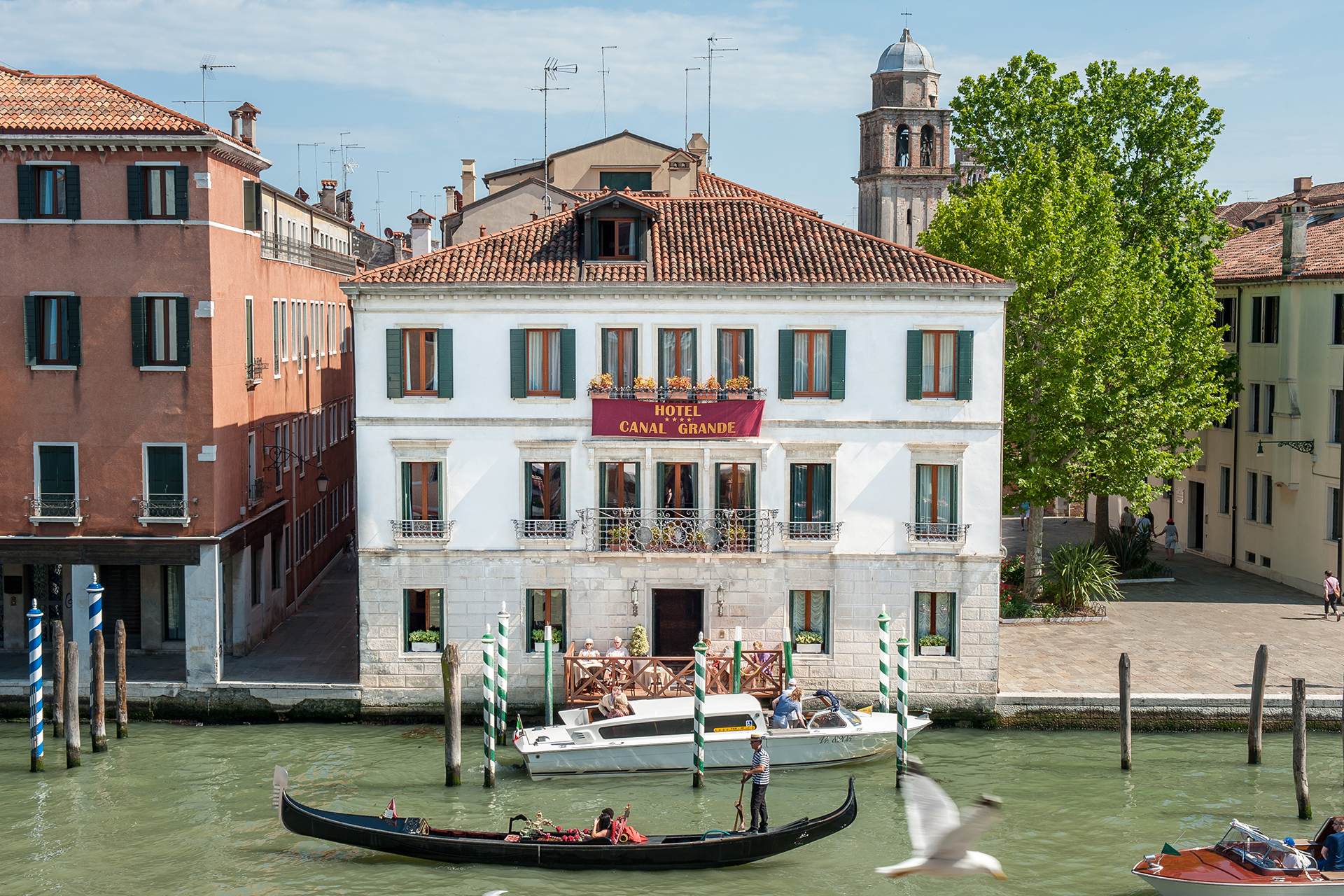 Cover Image for Affordable Luxury: 10 Mid-Range Hotels in Venice That Won't Break the Bank (With Free Wifi & Breakfast!)