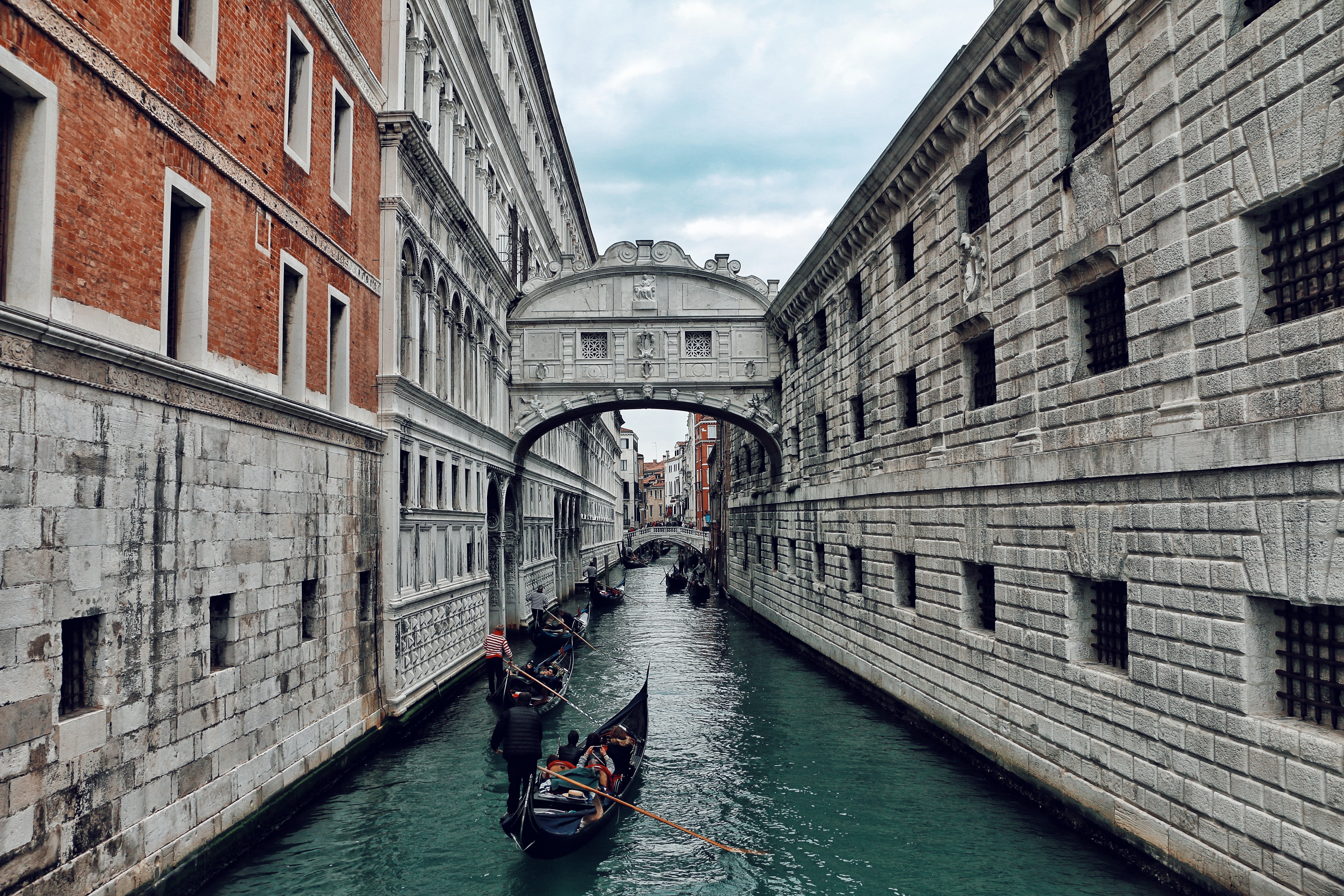 Cover Image for Uncovering the Romantic and Dark History of Venice's Iconic Bridge of Sighs